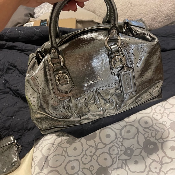 Coach purse  and matching wrislet used like new without tags no defects - Picture 4 of 11